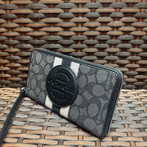 NWT Coach Dempsey Large Phone Wallet In Signature Jacquard With Stripe And Coach - Picture 2 of 7